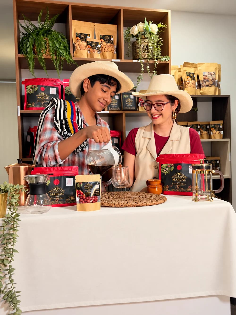 El equipo de Marcál compartiendo la preparación de café colombiano
